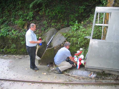 Huda Jama 2015-07-25.g.:  Društvo za obilježavanje grobišta ratnih i poratnih žrtava iz Varaždina. Poklon žrtvama komunističkog divljanja.