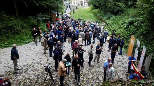 Huda Jama 2015-09-05.g.: obisk Hrvatov in ostalih rova kjer so zverinsko bili pobiti ljudje 1945 leta. 