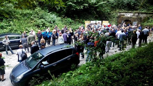 Huda Jama 2015-09-05.g.: obisk Hrvatov in ostalih rova kjer so zverinsko bili pobiti ljudje 1945 leta. 