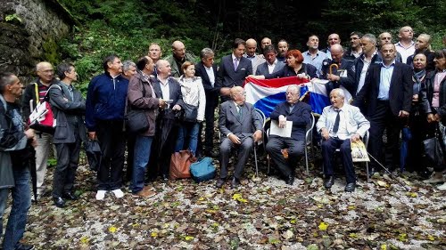 Huda Jama 2015-09-05.g.: obisk Hrvatov in ostalih rova kjer so zverinsko bili pobiti ljudje 1945 leta. 