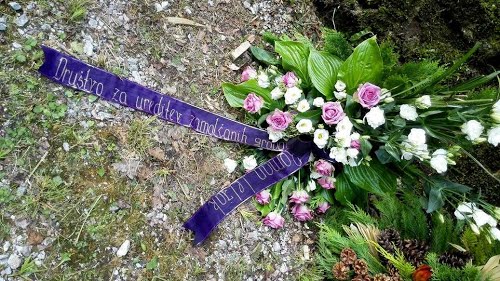 Huda Jama, 2015.06.13.g., molitve in maša - komemoracija za žrtve ob 70 obletnici pobojev: venec - "Društvo za ureditev zamolčanih grobov"
