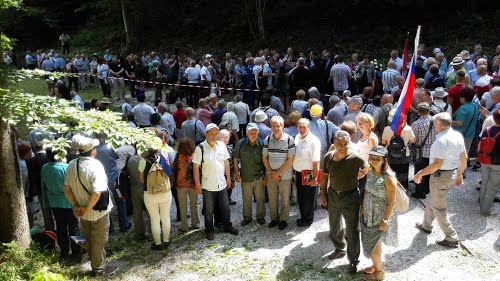 Huda Jama, 2015.06.13.g., molitve in maša - komemoracija za žrtve ob 70 obletnici pobojev: spredaj možje iz Macelja