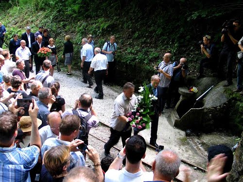 Huda Jama, 2015.06.13.g., molitve in maša - komemoracija za žrtve ob 70 obletnici pobojev: delegacije
