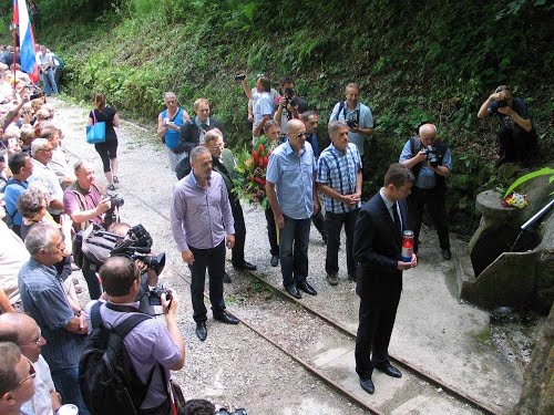 Huda Jama, 2015.06.13.g., molitve in maša - komemoracija za žrtve ob 70 obletnici pobojev: delegacije