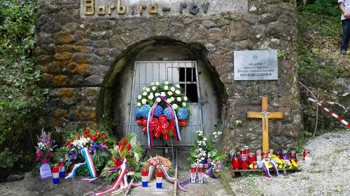 Huda Jama, 2015.06.13.g., molitve in maša - komemoracija za žrtve ob 70 obletnici pobojev: venci delegacij