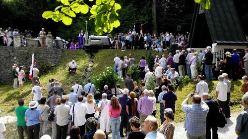 Huda Jama, 2015.06.13.g., molitve in maša - komemoracija za žrtve ob 70 obletnici pobojev