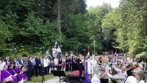 Huda Jama, 2015.06.13.g., molitve in maša - komemoracija za žrtve ob 70 obletnici pobojev