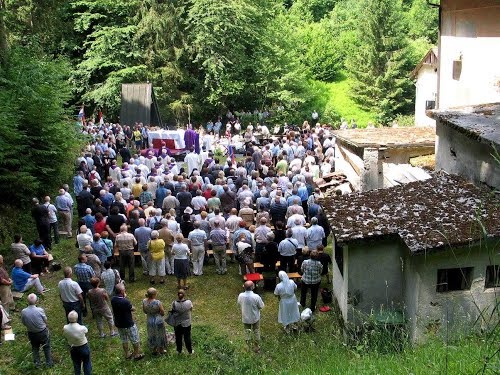 Huda Jama, 2015.06.13.g., molitve in maša - komemoracija za žrtve ob 70 obletnici pobojev