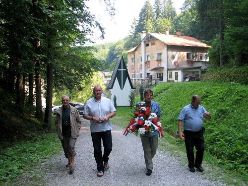Huda Jama 2015-07-25.g.:  Društvo za obilježavanje grobišta ratnih i poratnih žrtava iz Varaždina. Poklon žrtvama komunističkog divljanja.
