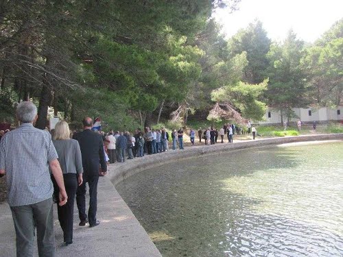 Dubrovnik - otok Jakljan Šipanjska luka (2013.g.), podrućje masovnog ubijanja od strane "antifašista" 1945.g. Posvećenje spomen križa. 24.05.2014.g.