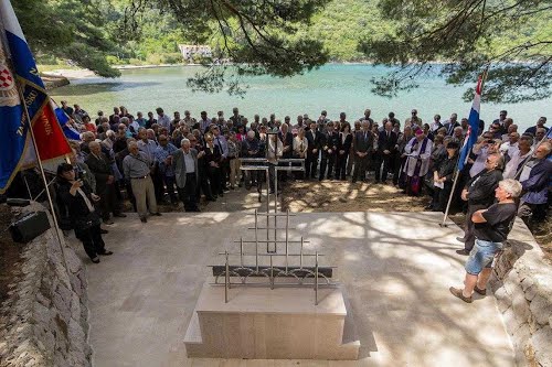 Dubrovnik - otok Jakljan Šipanjska luka (2013.g.), podrućje masovnog ubijanja od strane "antifašista" 1945.g. Posvećenje spomen križa. 24.05.2014.g.