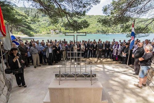 Dubrovnik - otok Jakljan Šipanjska luka (2013.g.), podrućje masovnog ubijanja od strane "antifašista" 1945.g. Posvećenje spomen križa. 24.05.2014.g.