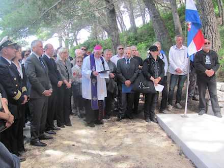 Dubrovnik - otok Jakljan Šipanjska luka (2013.g.), podrućje masovnog ubijanja od strane "antifašista" 1945.g. Posvećenje spomen križa. 24.05.2014.g.