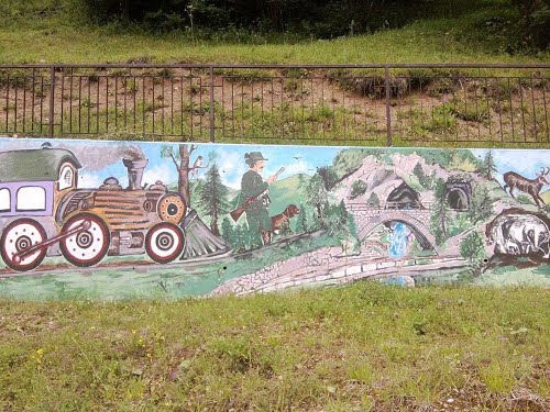 Paka pri Velenju, 2013-06-28.g., šolski grafiti (detajl Hude luknje in Tisnik v ozadju)