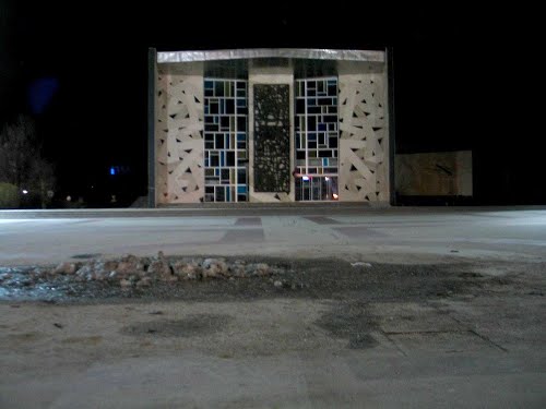 Velenje, 2013-04-11.g., Nočna lepota pred Kulturnim domom Velenja - čaka na socialne pomladne žarke
