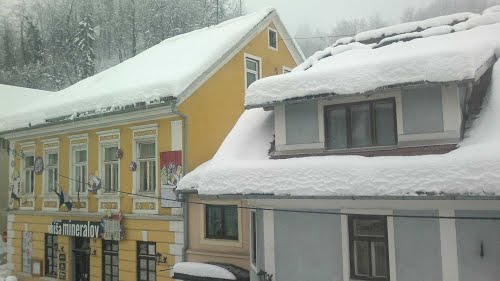 Velenje, 2013-02-25.g., snežni kristali na rumeni hiši mineralov