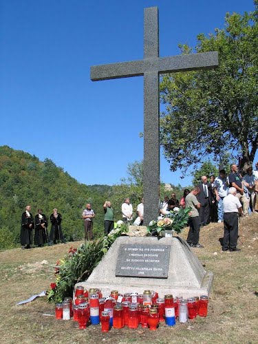 2012-09-09.g., hodočašće u Zrinu, mjesto četniško-komunističkog genocida 1943.g. nad Hrvatima. Na tom Svetom tlu sagradit će se nova "identična" crkva.