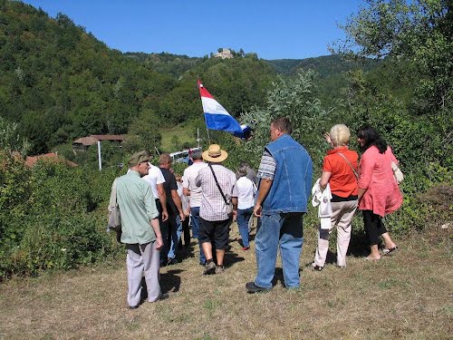 2012-09-09.g., hodočašće u Zrinu, mjesto četniško-komunističkog genocida 1943.g. nad Hrvatima.. Put prema tvrđavi Zrin.