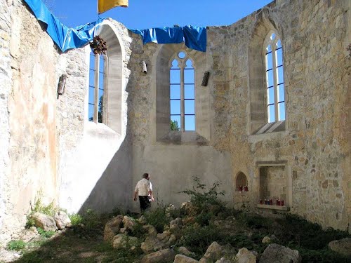 2012-09-09.g., hodočašće u Zrinu, mjesto četniško-komunističkog genocida 1943.g. nad Hrvatima. Ostaci katoličke crkve iz 13.stolječa.