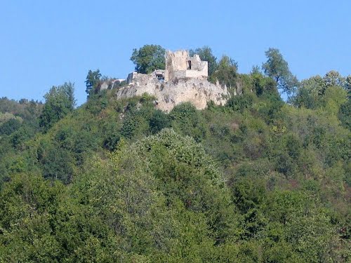 2012-09-09.g., hodočašće u Zrinu, mjesto četniško-komunističkog genocida 1943.g. nad Hrvatima. Ostaci Zrinske kule.