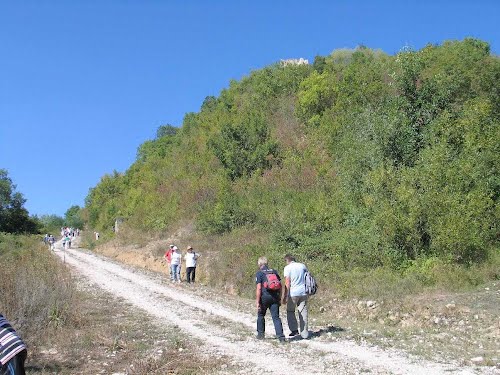 2012-09-09.g., hodočašće u Zrinu, mjesto četniško-komunističkog genocida 1943.g. nad Hrvatima. Put do crkve i Zrinske kule.