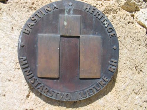 2012-09-09.g., hodočašće u Zrinu, mjesto četniško-komunističkog genocida 1943.g. nad Hrvatima. Ostaci Zrinske kule - zaštini znak.