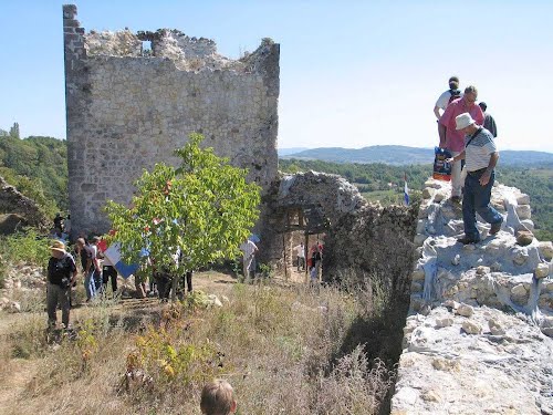 2012-09-09.g., hodočašće u Zrinu, mjesto četniško-komunističkog genocida 1943.g. nad Hrvatima. Ostaci Zrinske kule.