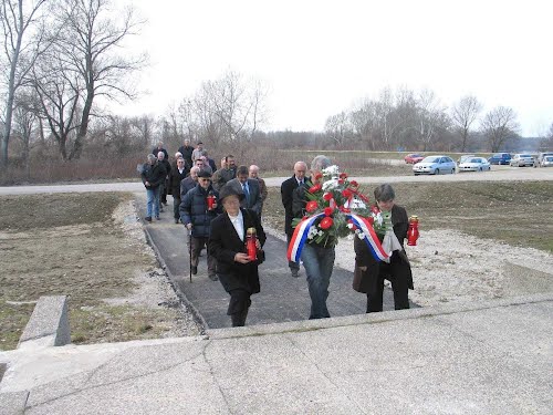 Varaždin - Dravska šuma, 2012-03-03.g., izaslanstva polažu cvijeće žrtvam komunističkog divljanja