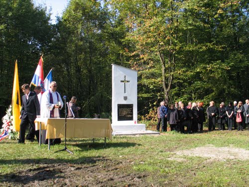 Mertvi Jarek 2010-10-09.g.: otkriven spomenik komunističkih žrtava