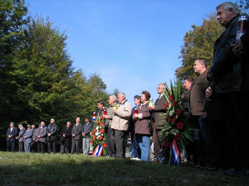 Mertvi Jarek 2010-10-09.g.: otkriven spomenik komunističkih žrtava