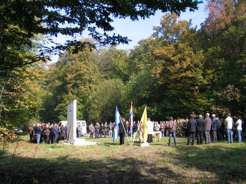 Mertvi Jarek 2010-10-09.g.: otkriven spomenik komunističkih žrtava