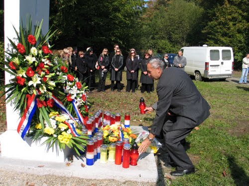Mertvi Jarek 2010-10-09.g.: otkriven spomenik komunističkih žrtava