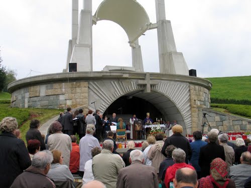 Teharje 2010-10-03.: Spominska slovesnost z molitvami za komunistične žrtve 1945- leta