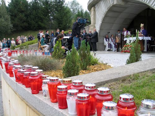 Teharje 2010-10-03.: Spominska slovesnost z molitvami za komunistične žrtve 1945- leta