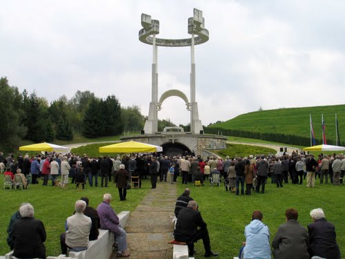 Teharje 2010-10-03.: Spominska slovesnost z molitvami za komunistične žrtve 1945- leta