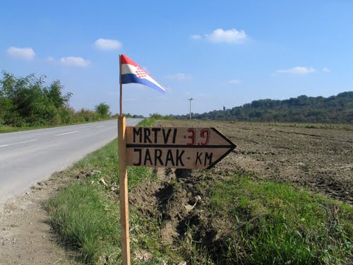 Mrtvi Jarek 2010-10-09.g.: putokaz prema grobištima komunističkih zloćina