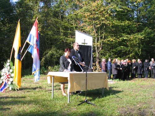 Mertvi Jarek 2010-10-09.g.: govor voditelja komemoracije kot otkrivanja spomenika
