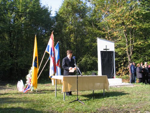 Mertvi Jarek 2010-10-09.g.: govor presjednika odbora za žrtve kot otkrivanja spomenika