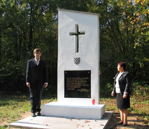 Mertvi Jarek 2010-10-09.g.: otkriven spomenik komunističkih žrtava