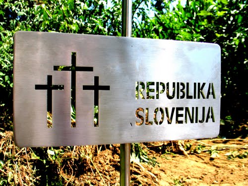Šoštanj - Gorica 2010-07-22., pred hrastom desno v njivi (koruzi) grobnica, odkopali eno, registrirali pa kar 5 grobnic