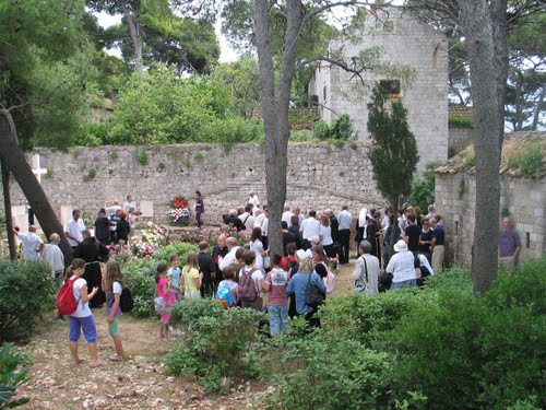 Dubrovnik - Daksa 2010-06-19.g., ukop ekshumiranih 53 žrtava komunističkog divljanja 1944.g.