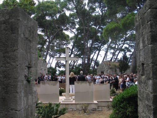 Dubrovnik - Daksa 2010-06-19.g., ukop ekshumiranih 53 žrtava komunističkog divljanja 1944.g.