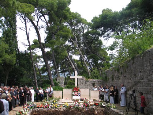 Dubrovnik - Daksa 2010-06-19.g., ukop ekshumiranih 53 žrtava komunističkog divljanja 1944.g.