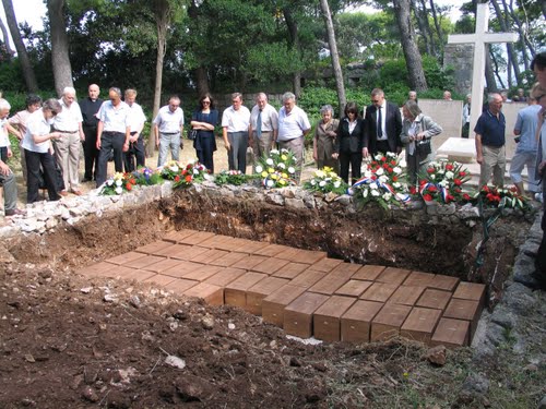 Dubrovnik - Daksa 2010-06-19.g., ukop ekshumiranih 53 žrtava komunističkog divljanja 1944.g.