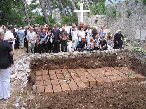 Dubrovnik - Daksa 2010-06-19.g., ukop ekshumiranih 53 žrtava komunističkog divljanja 1944.g.