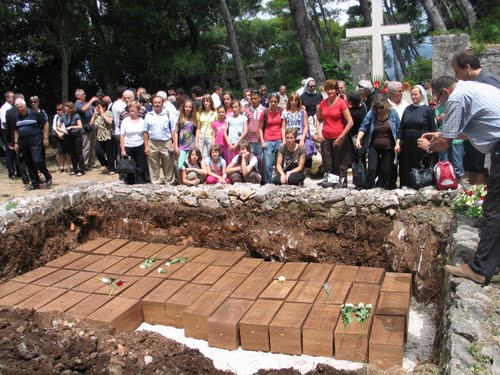 Dubrovnik - Daksa 2010-06-19.g., ukop ekshumiranih 53 žrtava komunističkog divljanja 1944.g.