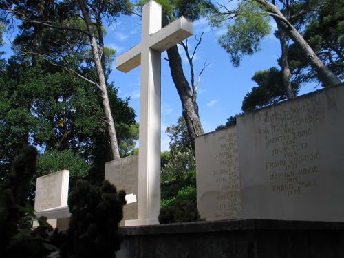 Dubrovnik - Daksa 2010-06-19.g., ukop ekshumiranih 53 žrtava komunističkog divljanja 1944.g.