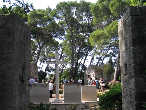 Dubrovnik - Daksa 2010-06-19.g., ukop ekshumiranih 53 žrtava komunističkog divljanja 1944.g.