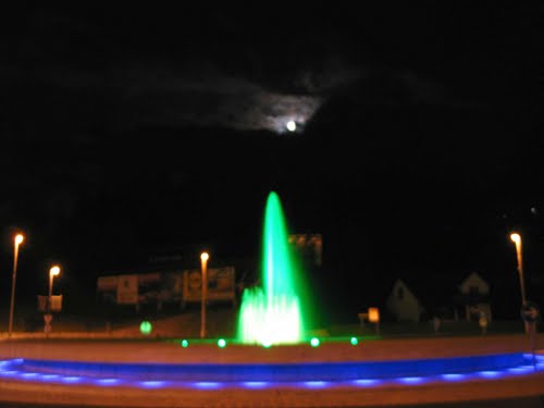 Velenje 2009. leta, krožišče pod Velenjskim gradom v noči