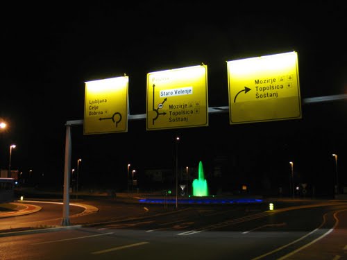 Velenje 2009. leta, krožišče pod Velenjskim gradom v noči